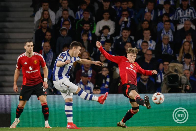 Ander Barrenetxea, a Real Sociedad (k) és Alejandro Garnacho, a Manchester United játékosa (j) a labdarúgó Európa-liga nyolcaddöntőjének Real Sociedad - Manchester United első mérkőzésén San Sebastiánban 2025. március 6-án. MTI/EPA-EFE/Javier Etxezarreta