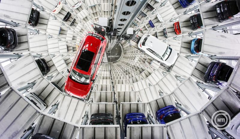 Teherlifttel emelik be a parkolóhelyükre az új autókat a Volkswagen német járműgyártó wolfsburgi raktártornyában 2025. március 11-én, amikor a vállalat nyilvánosságra hozta a 2024. évi működési mérlegét. A Volkswagen 2024-ben 9 millió 37 ezer autót értékesített, ami a 2023. évi 9,362 millió eladott darabhoz képest 3,5 százalékos visszaesést jelent. A vállalat működési eredménye 2024-ben 15,4 százalékkal, 19,06 milliárd euróra csökkent. A tavalyi bevétele 324,7 milliárd euró volt, ami 0,7 százalékkal meghaladta a 2023. évit. A járműgyártó 2025-ben 5 százalékos bevételnövekedésre számít. MTI/EPA/Hannibal Hanschke