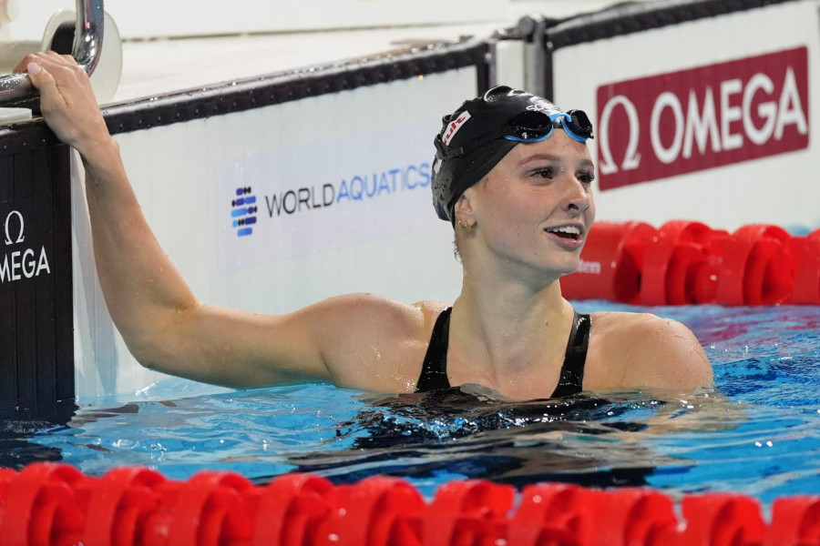 A gyõztes kanadai Summer McIntosh (j) a nõi 400 méteres gyorsúszás döntõje után az úszók rövidpályás világbajnokságán a Duna Arénában 2024. december 10-én. MTI/Hegedüs Róbert