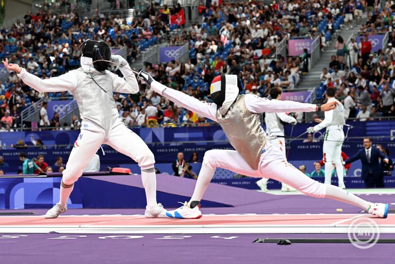 Dósa Dániel (b) és az egyiptomi Huszein Abdel-Rahmán Tolba asszója a legjobb 16 közé jutásért a férfi tőr egyéni versenyében a 2024-es párizsi nyári olimpián a Grand Palais kiállítócsarnokban 2024. július 29-én. MTI/Illyés Tibor