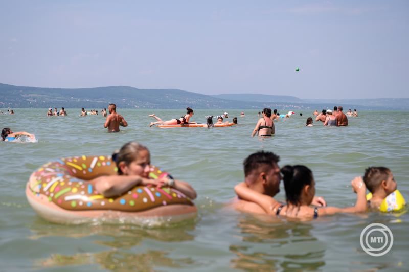 Fürdőzők a balatonboglári Platán strandon 2024. július 12-én. MTI/Vasvári Tamás