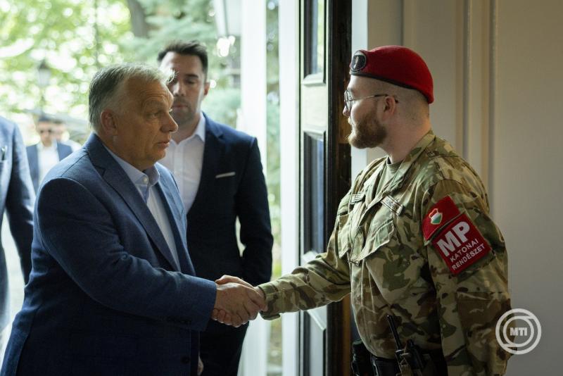 A Miniszterelnöki Kommunikációs Főosztály által közreadott képen Orbán Viktor miniszterelnök (b) érkezik a Védelmi Tanács ülésére Budapesten 2025. június 22-én. Mögötte Biró Marcell, a miniszterelnök nemzetbiztonsági főtanácsadója (b2). MTI/Miniszterelnöki Kommunikációs Főosztály/Fischer Zoltán