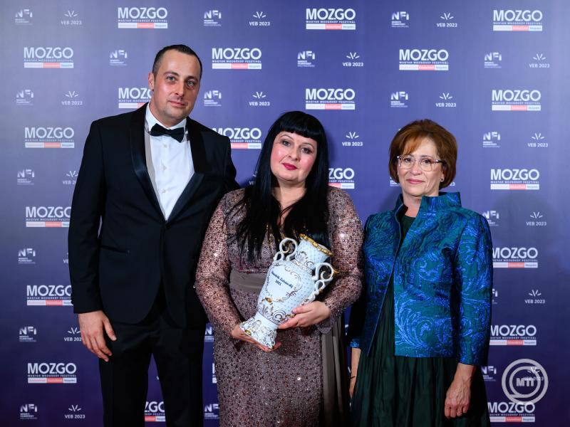 Pető Zoltán, a Médiaszolgáltatás-támogató és Vagyonkezelő Alap (MTVA) programkoordinációs igazgatója, Bertha Lívia filmrendező, a Huszárik Zoltán-díj idei díjazottja és Altorjai Anita, a Duna Médiaszolgáltató Nonprofit Zrt. vezérigazgatója (b-j) a MOZ.GO - Magyar Mozgókép Fesztivál díjátadó gáláján a Balatonfüred Kongresszusi Központban 2025. június 21-én. MTI/Vasvári Tamás