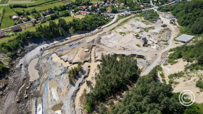 A drónnal 2025. június 18-án készített felvételen a parajdi Só-szoros azon része, ahol betört a víz a parajdi sóbányába a múlt hónapban. A parajdi sóbányát május 6-án zárta le a katasztrófavédelem, miután a heves esőzések nyomán a Korond-patak vize betört a tárnákba. MTI/Kiss Gábor