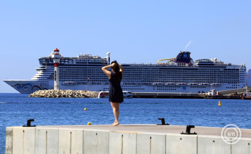 A Norwegian Epic óceánjáró sétahajó a 78. Cannes-i Nemzetközi Filmfesztiválnak otthont dél-franciaországi kikötővárosban 2025. május 12-én. Az idén május 13. és 24. között rendezett filmes seregszemle hivatalos programjában több mint száz alkotást mutatnak be, közülük 22 film versenyezhet a fődíjért, az Arany Pálmáért. MTI/EPA/Guillaume Horcajuelo