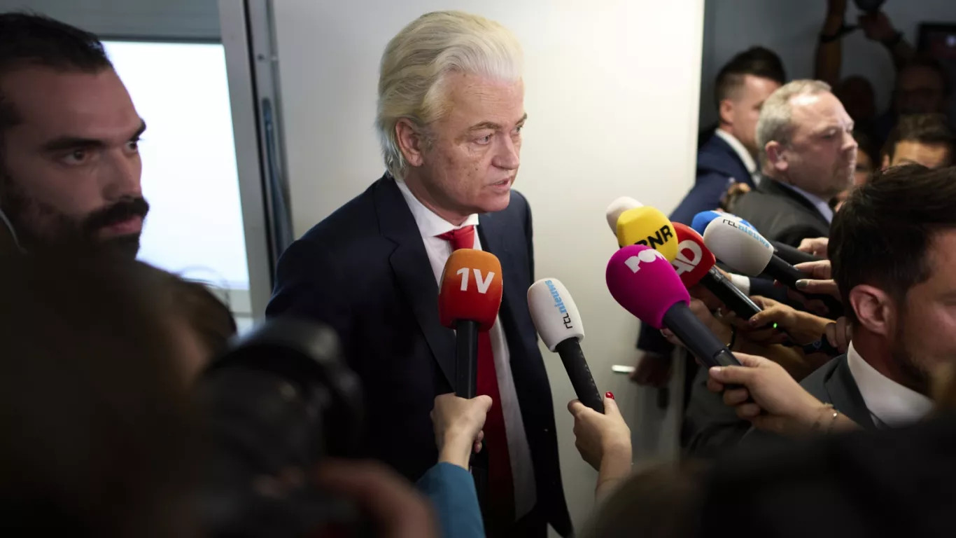 A holland Szabadságpárt (PVV) vezetője, Geert Wilders nyilatkozik a sajtónak - Szerzői jogok AP Photo/Peter Dejong
