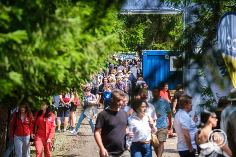 Résztvevők a 33. Bálványosi Nyári Szabadegyetem és Diáktáborban (Tusványos) az erdélyi Tusnádfürdőn 2024. július 24-én. MTI/Veres Nándor