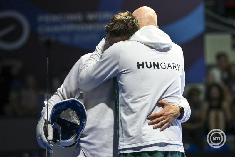 A vesztes Siklósi Gergely (b) és edzője, Dancsházy-Nagy Tamás a férfi párbajtőr egyéni versenyének döntője után a tbiliszi vívó-világbajnokságon 2025. július 27-én. A magyar versenyző aranytussal kikapott, így ezüstérmet szerzett. MTI/Czeglédi Zsolt