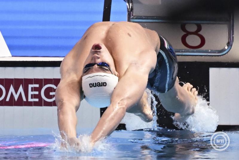 Jászó Ádám rajtol a férfi 100 méteres hátúszás középdöntőjében a szingapúri vizes világbajnokságon a World Aquatics Arénában 2025. július 28-án. MTI/Illyés Tibor