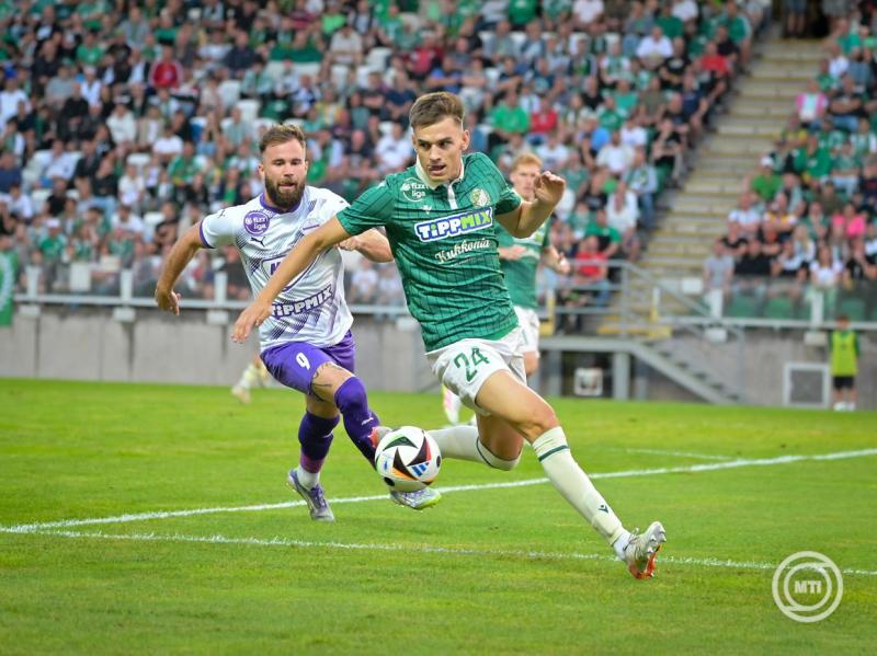 Miljan Krpic (j), a Győr és Fran Brodic, az Újpest játékosa a labdarúgó Fizz Liga 2. fordulójában játszott ETO FC - Újpest FC mérkőzésen a győri ETO Stadionban 2025. augusztus 3-án. MTI/Krizsán Csaba