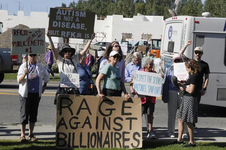 Vakcinapárti tiltakozók Alaszkában Mark Thiessen/Copyright 2025 The AP. All rights reserved