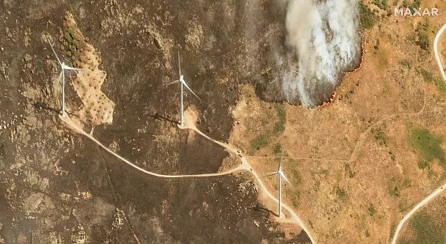 A Maxar Technologies műholdképe egy aktív tűzvonalat mutat Trancosóban, Portugáliában (2025. augusztus) AP/Satellite image ©2025 Maxar Technologies