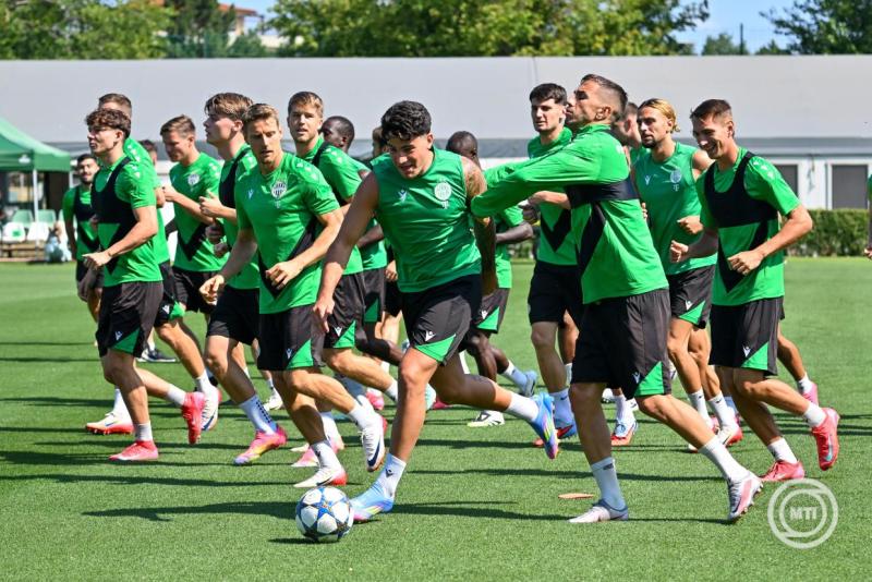 Lisztes Krisztián (k) és Aleksandar Pesic (elöl, j), a Ferencváros játékosai a csapat edzésén a labdarúgó Bajnokok Ligája selejtezőjének 4. fordulójában a másnapi, az azeri Qarabag elleni mérkőzés előtt Budapesten, az FTC-MVM Sportközpontban 2025. augusztus 18-án. MTI/Illyés Tibor