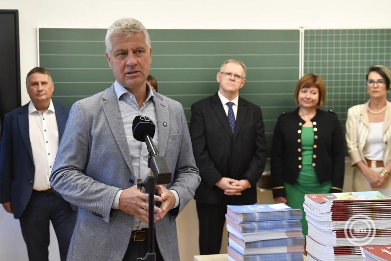 Szatmáry Kristóf, a Fidesz országgyűlési képviselője a XVI. kerületi Szent-Györgyi Albert Általános Iskolában tartott sajtótájékoztatón 2025. augusztus 26-án. Minden iskolába megérkeztek az ingyenes tankönyvek és a tanítást segítő egyéb eszközök. MTI/Soós Lajos