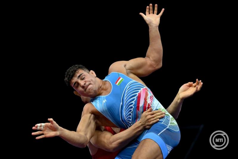 Losonczi Dávid (kékben) és a kirgiz Aszan Kurbanovics Zsanyisov a horvátországi birkózó világbajnokság férfi kötöttfogásúak -87 kg-os súlycsoportjának bronzmérkőzésén a Zágráb Arénában 2025. szeptember 21-én. MTI/Illyés Tibor