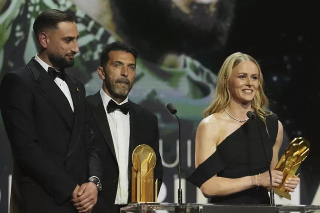  A Chelsea játékosa, Hampton és a Man City játékosa, Donnarumma átveszi a Yashin-trófeát a 69. Ballon d'Or díjátadó ünnepségen a párizsi Theatre du Chatelet-ben 2025. szeptember 22-én, hétfőn. Thibault Camus/Copyright 2025 The AP. All rights reserved. 