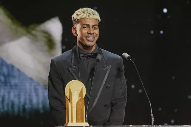  A Barcelona játékosa, Lamine Yamal átveszi a Kopa-trófeát a 69. Ballon d'Or (Aranylabda) díjátadó ünnepségen a párizsi Theatre du Chatelet-ben 2025. szeptember 22-én, hétfőn. Thibault Camus/Copyright 2025 The AP. All rights reserved. 