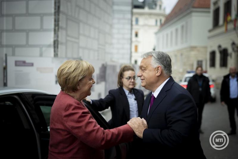 A Miniszterelnöki Kommunikációs Főosztály által közreadott képen Orbán Viktor miniszterelnök fogadja Angela Merkelt, a Németországi Szövetségi Köztársaság korábbi kancellárját a Karmelita kolostorban 2025. október 1-jén. MTI/Miniszterelnöki Kommunikációs Főosztály/Fischer Zoltán
