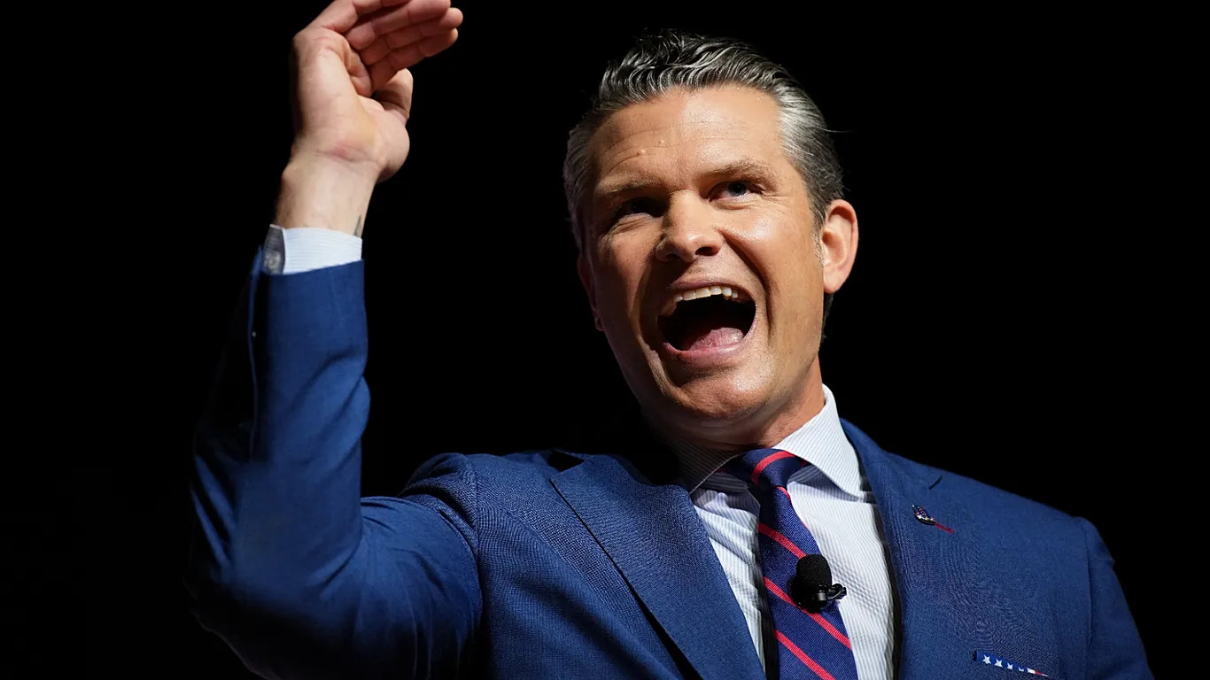  Pete Hegseth amerikai védelmi miniszter beszél a kövér katonákról a Pentagon quanticói értekezletén -  Szerzői jogok  2025 Getty Images 