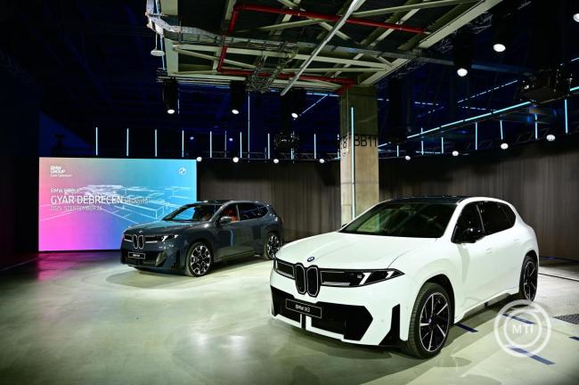 Kiállított új autók a BMW Group debreceni gyárának avatásán 2025. szeptember 26-án. MTI/Czeglédi Zsolt