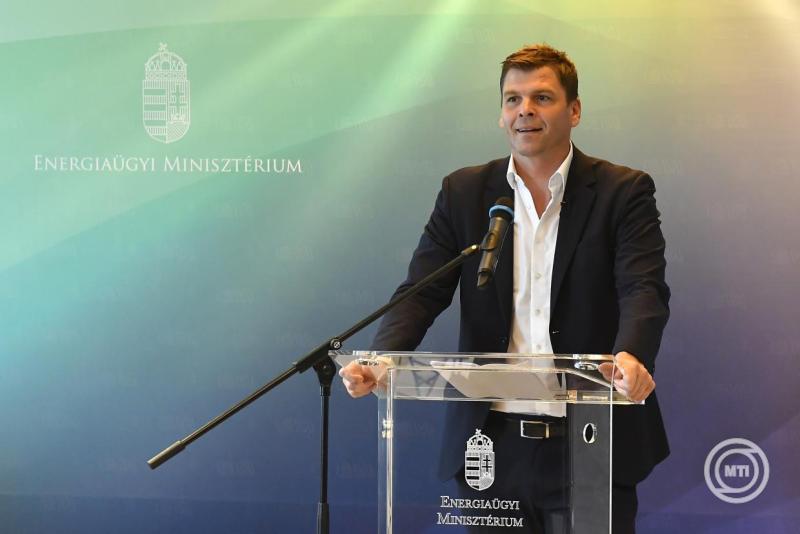 Czepek Gábor, az Energiaügyi Minisztérium parlamenti államtitkára a Jedlik Ányos Energetikai Programról tartott budapesti sajtótájékoztatón 2025. június 18-án. Ettől a naptól lehet pályázni a program távhőfejlesztési pályázatára, két kiírásában összesen 96 milliárd forint állami hozzájárulásra. MTI/Soós Lajos