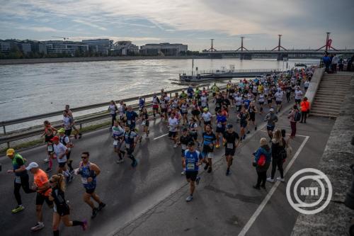 Versenyzők a 38. Spar Budapest Maraton fesztiválon a Valdemar és Nina Langlet rakparton 2024. október 13-án MTI/Balogh Zoltán
