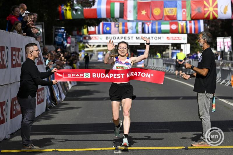 A női győztes, Nyikos Viktória a célban a 40. Spar Budapest Maratonon az újbudai Pázmány Péter sétányon 2025. október 12-én. MTI/Hegedüs Róbert