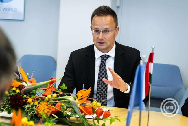 A Külgazdasági és Külügyminisztérium (KKM) által közreadott képen Szijjártó Péter külgazdasági és külügyminiszter Bécsben, ahol megbeszélést folytatott Rafael Grossival, a Nemzetközi Atomenergia-ügynökség (NAÜ) főigazgatójával a szervezet bécsi közgyűlése előtt 2025. szeptember 15-én. MTI/KKM