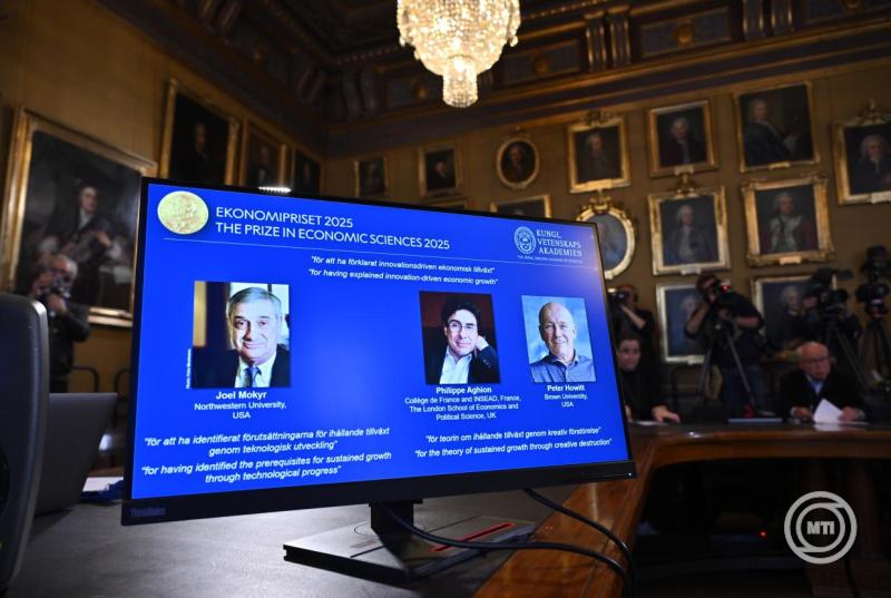 Joel Mokyr amerikai-izraeli gazdaságtörténész, Philippe Aghion francia közgazdász és Peter Howitt kanadai közgazdász portréja a Svéd Királyi Tudományos Akadémiának a 2025. évi közgazdasági Nobel-emlékdíj várományosait bejelentő sajtóértekezletén Stockholmban 2025. október 13-án. Az idei díjazottak „az innovációvezérelt gazdasági növekedés magyarázatáért” részesülnek az elismerésben. MTI/EPA/TT Hírügynökség/Anders Wiklund