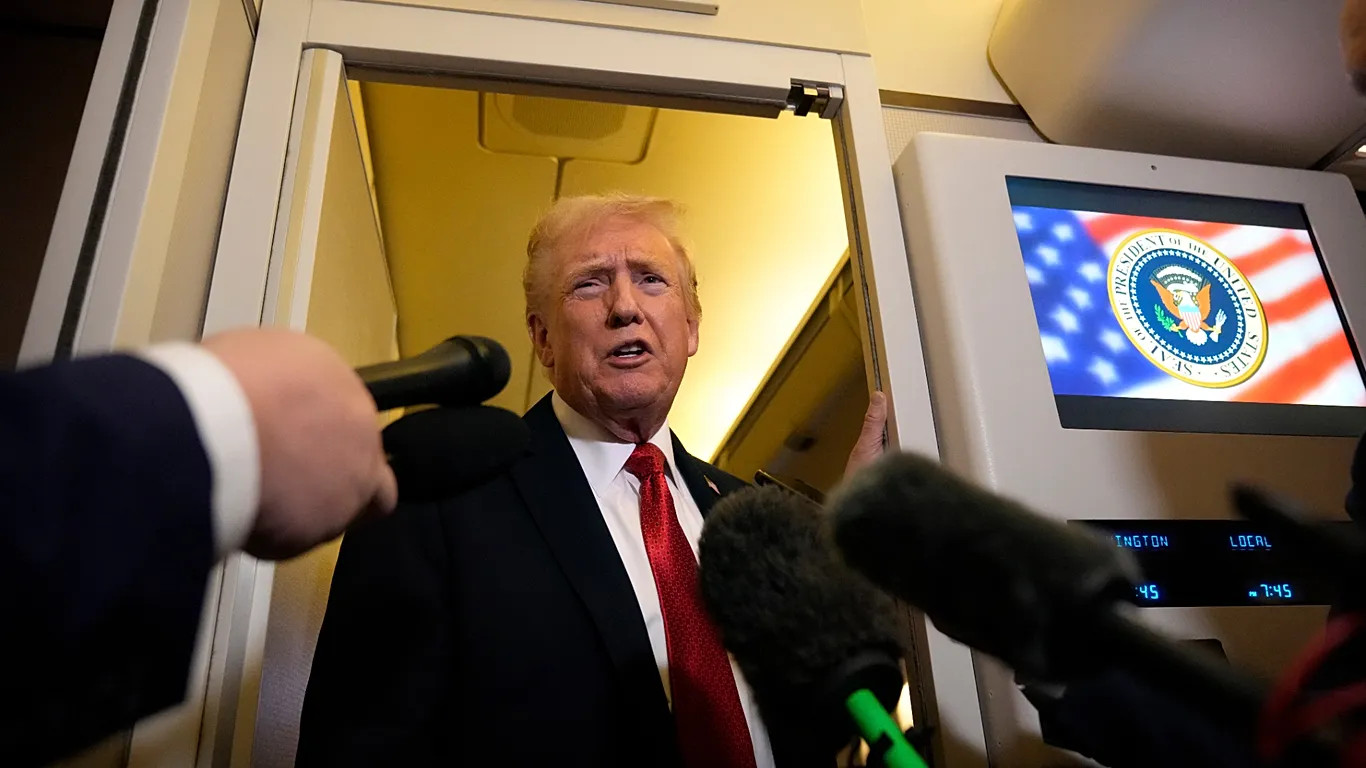 Trump az Air Force One fedélzetén nyilatkozik, 2025 október 19. - Szerzői jogok Copyright 2025 The Associated Press. All rights reserved.