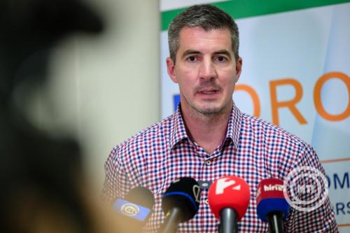 Kocsis Máté, a Fidesz frakcióvezetője beszél a Fidesz és a KDNP országjárása keretében tartott lakossági fórum előtti sajtótájékoztatón Oroszlányban 2025. május 22-én. MTI/Vasvári Tamás