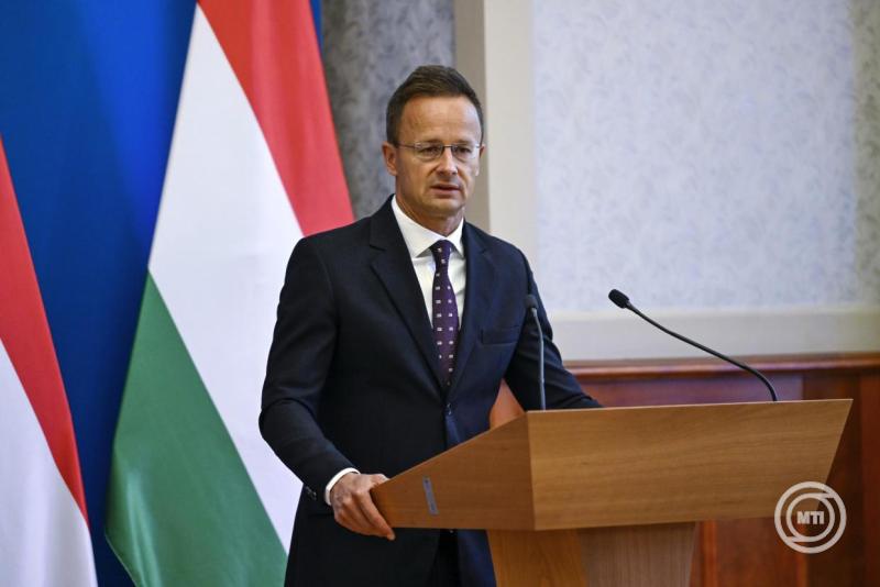 Szijjártó Péter külgazdasági és külügyminiszter beszédet mond a Ganz Transzformátor- és Villamos Forgógépgyártó Zrt. beruházásbejelentő sajtótájékoztatóján a minisztériumban 2025. július 30-án. A társaság mintegy 21 milliárd forint értékű beruházása háromszáz új munkahelyet hoz létre Tápiószelén, illetve megduplázza a vállalat transzformátorgyártási kapacitását a növekedő európai kereslet kielégítése érdekében. A beruházáshoz az állam hatmilliárd forint támogatást ad. MTI/Purger Tamás
