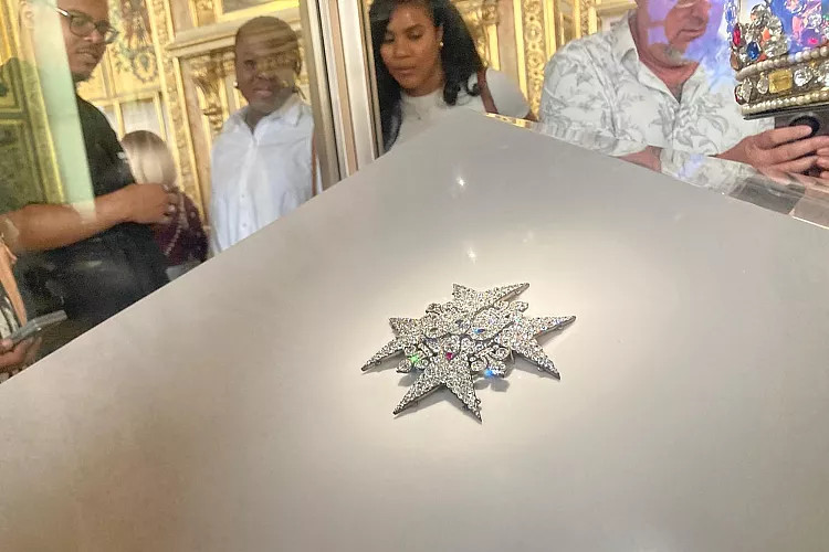 Az egyik ellopott ékszer Alexander Turnbull/Copyright 2025 The AP. All rights reserved.