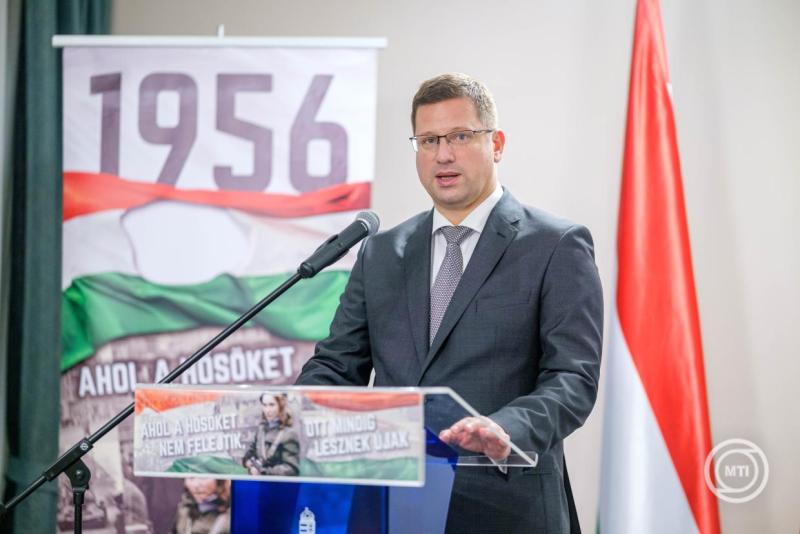 Gulyás Gergely, a Miniszterelnökséget vezető miniszter beszédet mond Székelyudvarhelyen, az 1956-os forradalom és szabadságharc 69. évfordulója alkalmából rendezett megemlékezés utáni fogadáson 2025. október 22-én. MTI/Veres Nándor