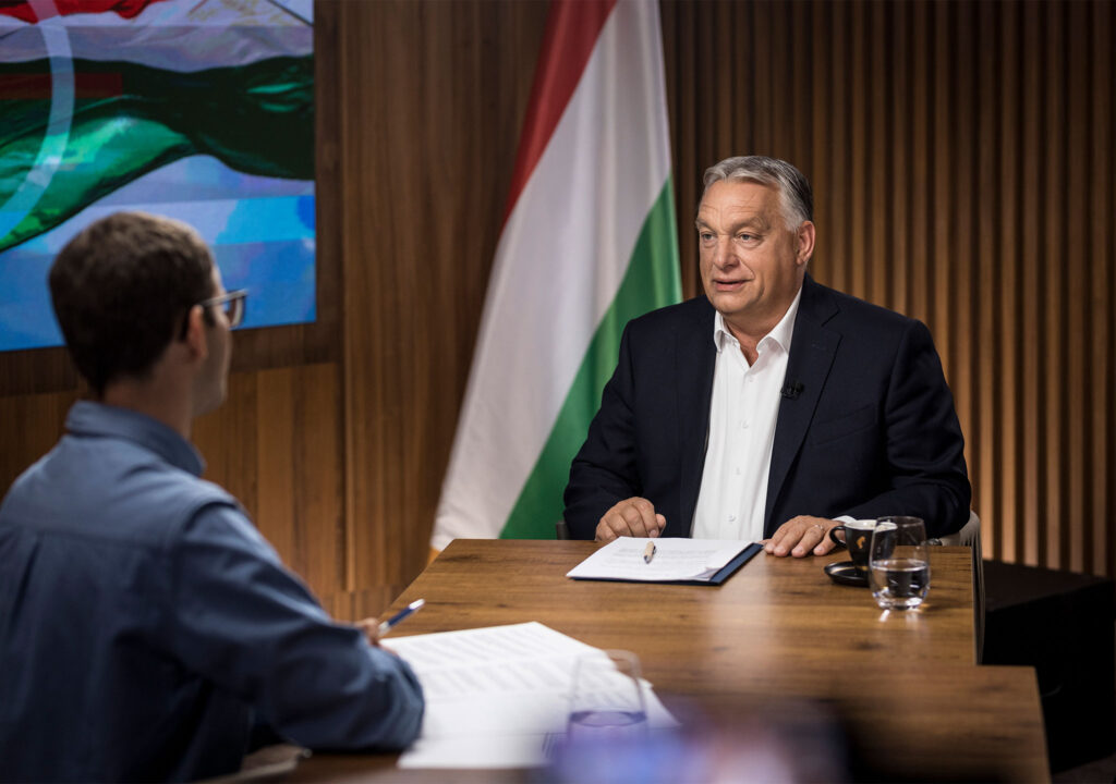 A Miniszterelnöki Kommunikációs Főosztály által közreadott képen Orbán Viktor miniszterelnök (j) interjút ad Törőcsik Zsolt műsorvezetőnek a Kossuth Rádió Jó reggelt, Magyarország! című műsorában a közmédia kihelyezett stúdiójában Kolozsváron 2025. október 10-én. MTI/Miniszterelnöki Kommunikációs Főosztály/Kaiser Ákos