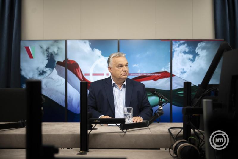 A Miniszterelnöki Kommunikációs Főosztály által közreadott képen Orbán Viktor miniszterelnök interjút ad a Jó reggelt, Magyarország! című műsorban a Kossuth rádió stúdiójában 2025. július 4-én. MTI/Miniszterelnöki Kommunikációs Főosztály/Benko Vivien Cher