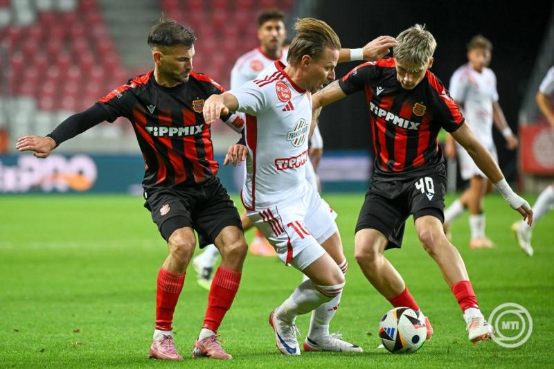 Dzsudzsák Balázs a DVSC (k) valamint Hangya Szilveszter (b) és Szamosi Ádám Szabolcs, a Budapest Honvéd FC játékosa a labdarúgó MOL Magyar Kupa 4. fordulójában játszott Debreceni VSC - Budapest Honvéd FC mérkőzésen a debreceni Nagyerdei Stadionban 2025. október 30-án. MTI/Czeglédi Zsolt