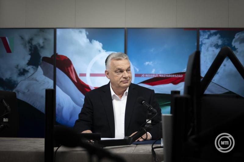 A Miniszterelnöki Kommunikációs Főosztály által közreadott képen Orbán Viktor miniszterelnök interjút ad a Jó reggelt, Magyarország! című műsorban a Kossuth rádió stúdiójában 2025. április 25-én. MTI/Miniszterelnöki Kommunikációs Főosztály/Benko Vivien Cher