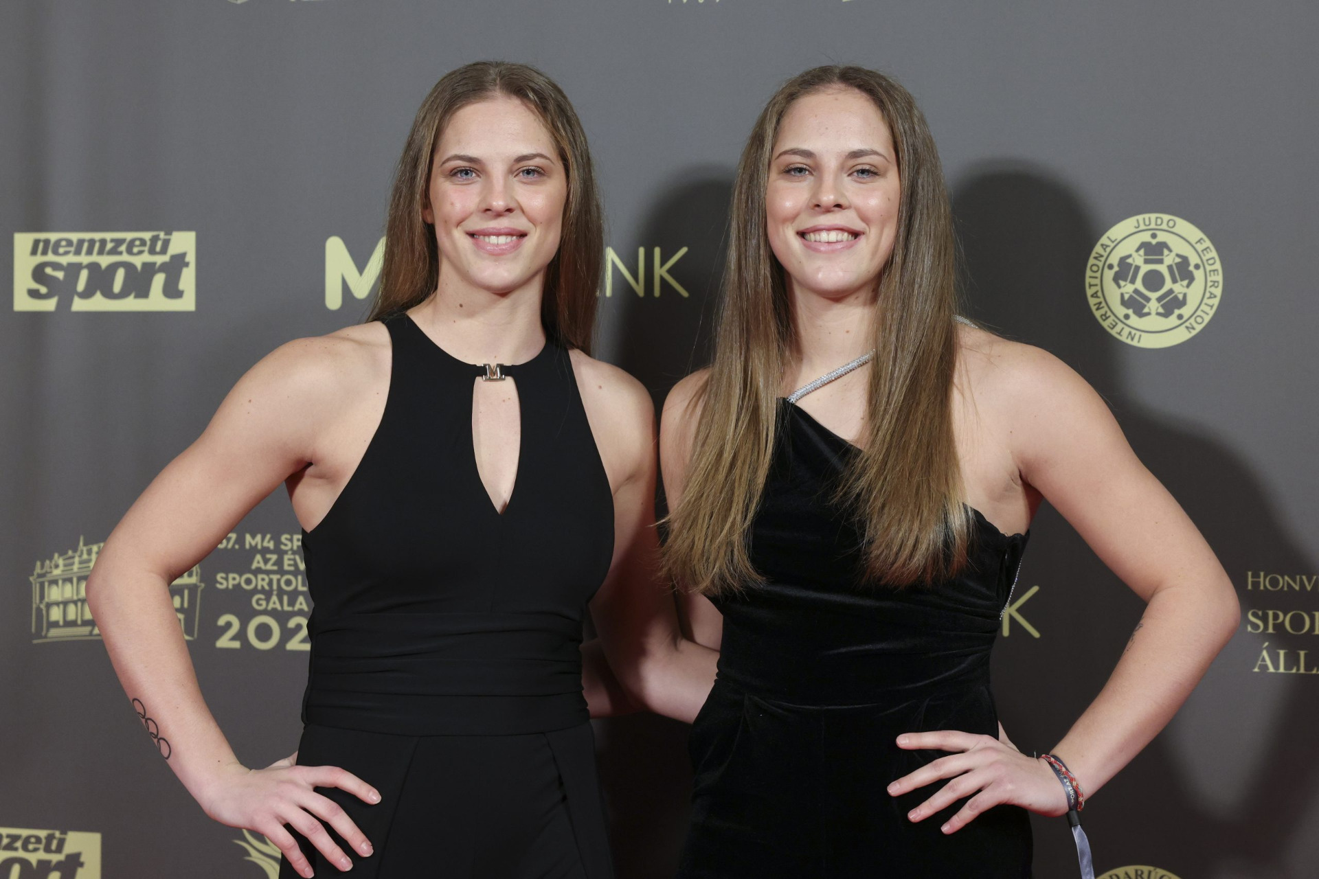 Márton Viviana olimpiai bajnok taekwondós (bal) és ikertestvére, Márton Luana világbajnok taekwondós az M4 Sport-Az Év Sportolója Gálán a Magyar Állami Operaházban 2025. január 13-án. MTI/Hegedüs Róbert