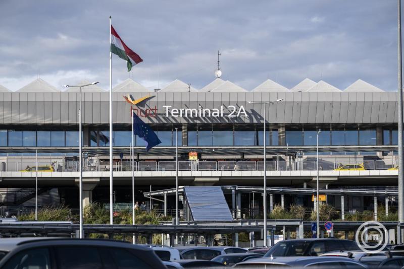 A Liszt Ferenc Nemzetközi Repülőtér 2A Terminálja 2025. október 28-án. A kormány elfogadta a gyorsvasút megteremtésének koncepcióját, az 1 milliárd eurós beruházással 27 kilométernyi vasút épülhet meg Kőbányától Monorig, bekötve az országos gerinchálózatba a Liszt Ferenc Nemzetközi repülőteret. MTI/Szigetváry Zsolt