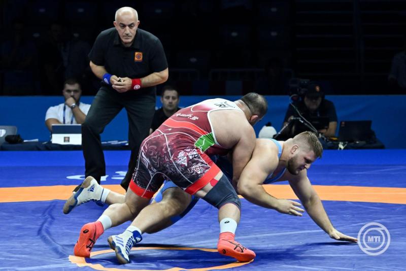 Vitek Dáriusz (kékben) és a későbbi győztes iráni Amin Mirzazadeh a horvátországi birkózó világbajnokság férfi kötöttfogású -130 kg-os súlycsoportjának döntőjében a Zágráb Arénában 2025. szeptember 19-én. MTI/Illyés Tibor