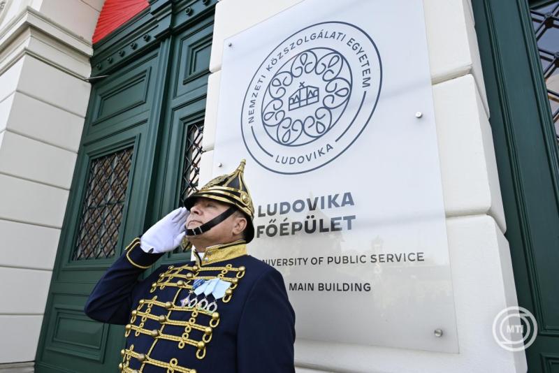Egy díszőr a Nemzeti Közszolgálati Egyetem Rendészettudományi Karának és Katasztrófavédelmi Intézetének tisztavatási ünnepségén a Ludovika főépülete előtt 2025. június 28-án. MTI/Koszticsák Szilárd
