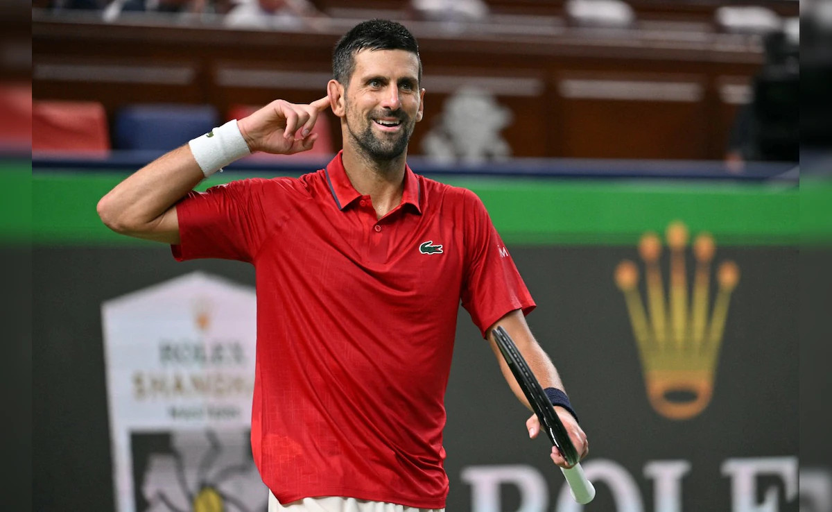 A szerb Novak Djokovic ünnepel, miután 6:3, 7:5 arányban győzött a belga Zizou Bergs ellen a sanghaji keménypályás férfi tenisztorna negyeddöntőjében 2025. október 9-én. MTI/EPA/Alex Plavevski