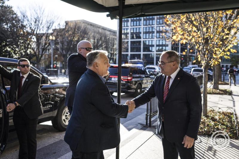 A Miniszterelnöki Kommunikációs Főosztály által közreadott képen Orbán Viktor miniszterelnök (k) az Egyesült Államok hivatalos állami vendégházához, a Blair House-hoz érkezik Washingtonban 2025. november 6-án. A kormányfő másnap Donald Trump amerikai elnökkel találkozik. MTI/Miniszterelnöki Kommunikációs Főosztály/Kaiser Ákos