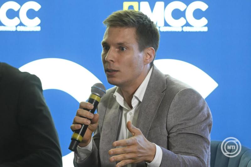 Hortay Olivér, a Századvég Kutatóintézeti igazgatója beszél az Árral szemben: Energiaháború és rezsivédelem – ki fizeti a számlát Ukrajna helyett? címmel, a Mathias Corvinus Collegium (MCC) által rendezett kerekasztal-beszélgetésen az MCC budapesti székházában 2025. június 30-án. MTI/Lakatos Péter