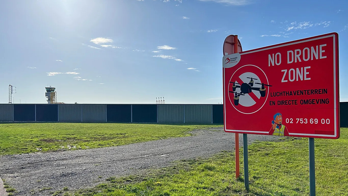 A drónok repülését tiltó tábla - Szerzői jogok Copyright 2025 The Associated Press. All rights reserved.