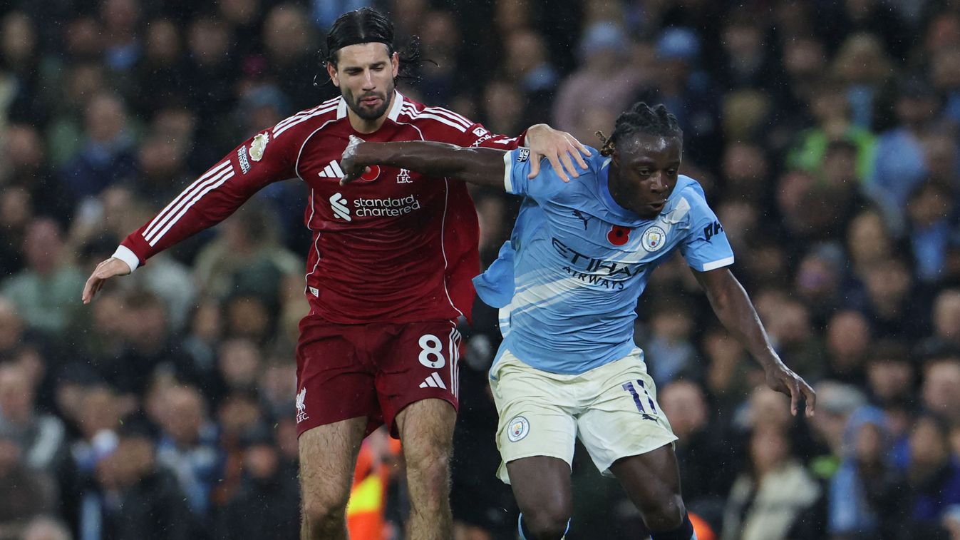 Szoboszlai Dominik a meccs legjobbját, Jérémy Dokut próbálja megállítani Fotó: DARREN STAPLES Forrás: AFP