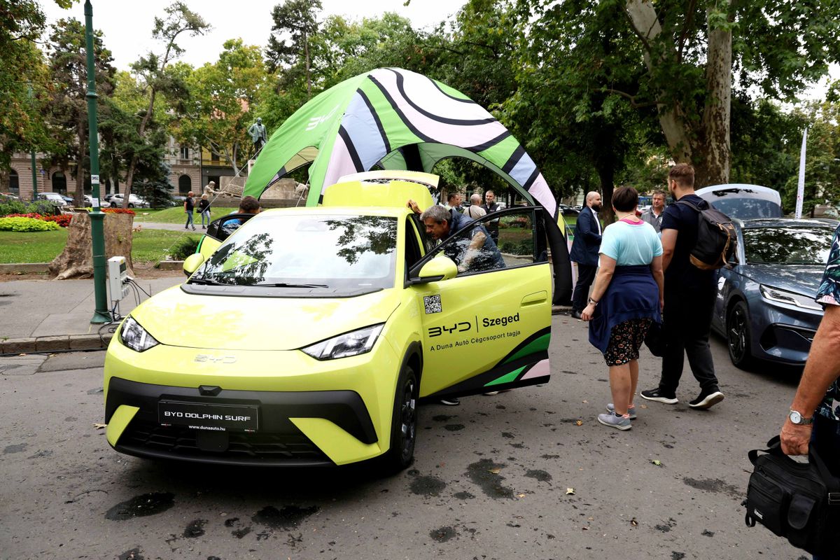 BYD Dolphin Surf elektromos autó a szegedi E Street Parade rendezvényen 2025 szeptember 14-én. MTI/Oláh Tamás