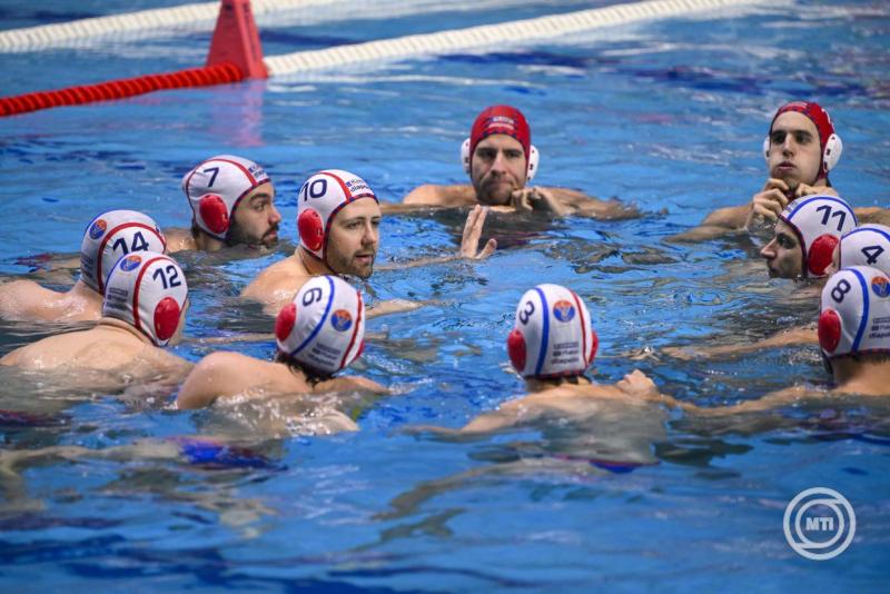 A Vasas játékosai a férfi vízilabda Bajnokok Ligája csoportkörének harmadik fordulójában játszott Vasas Plaket - Mladost Zagreb mérkőzés kezdete előtt a Komjádi Uszodában 2025. november 11-én. MTI/Purger Tamás