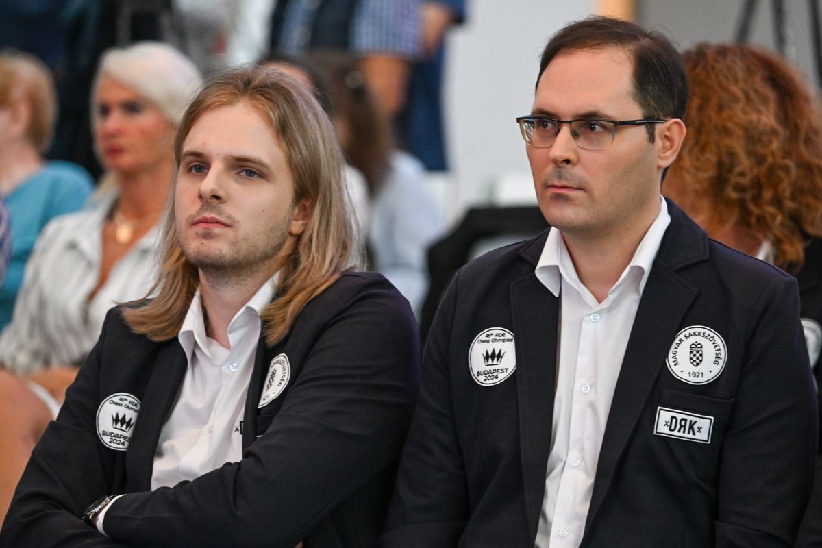 Rapport Richárd (balra) és Lékó Péter sakknagymesterek a budapesti sakkolimpián induló magyar csapatok bemutatkozó sajtótájékoztatóján a Magyar Testnevelési és Sporttudományi Egyetemen 2024. szeptember 9-én Fotó: Illyés Tibor / MTI